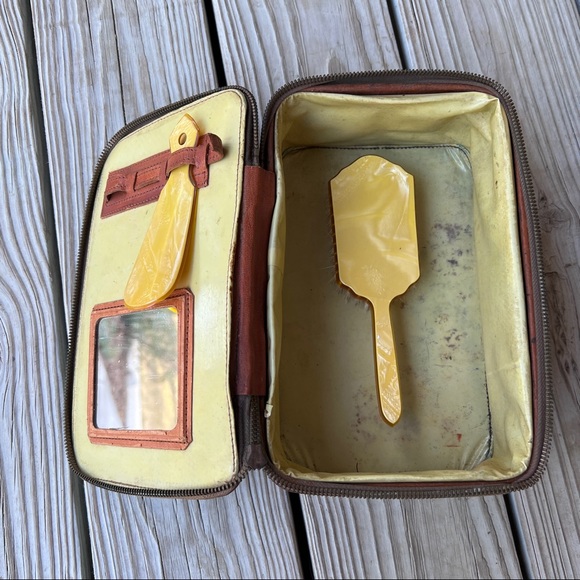 Vintage 1930s Mexico tooled leather box with acwalite celluloid brush shoehorn - Picture 8 of 16